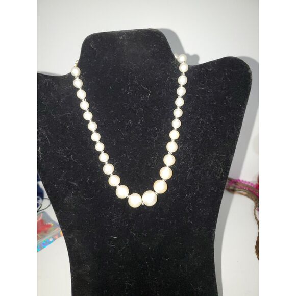 A Vintage Japan Faux Pearl Necklace Classic Timeless Elegant Costume Jewelry - Picture 1 of 7